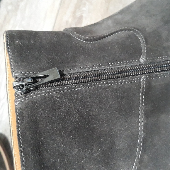 Via Spiga dark grey suede zip ankle boots. Size 5.5. Mint condition - Picture 8 of 12